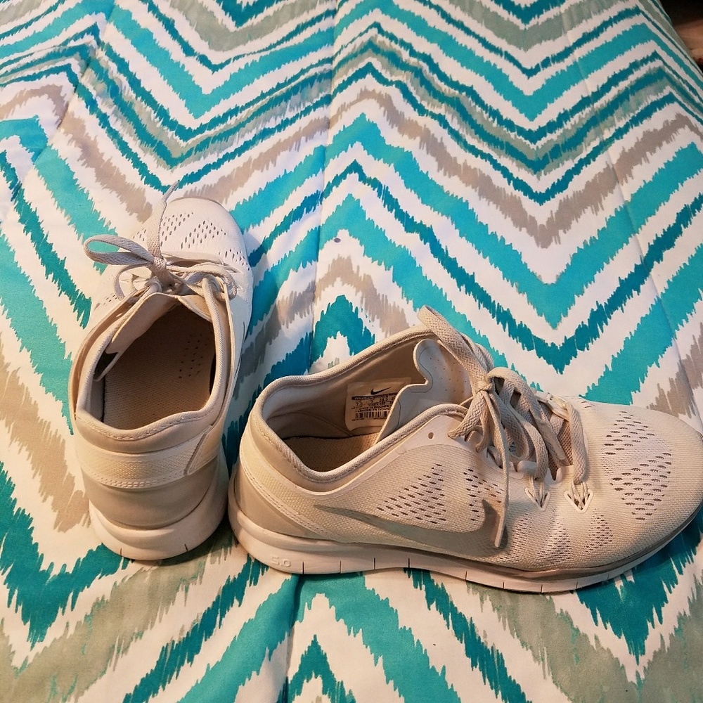 White Nike tennis shoes
