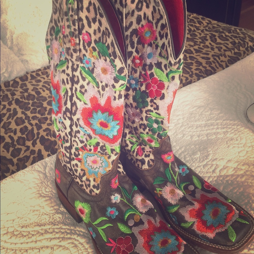 Like new boutique Cowboy Boots! ❤️