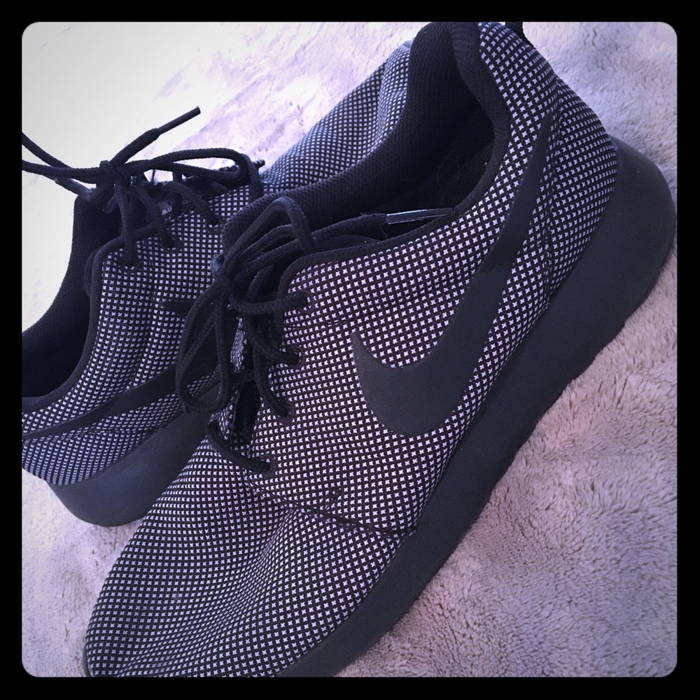 Black & grey Nike Roshe
