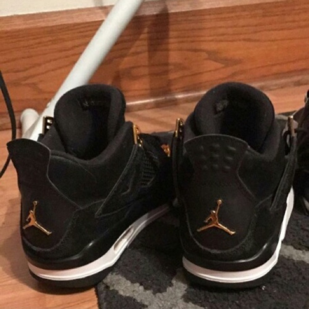 Jordan 4 Gold's size 6y
