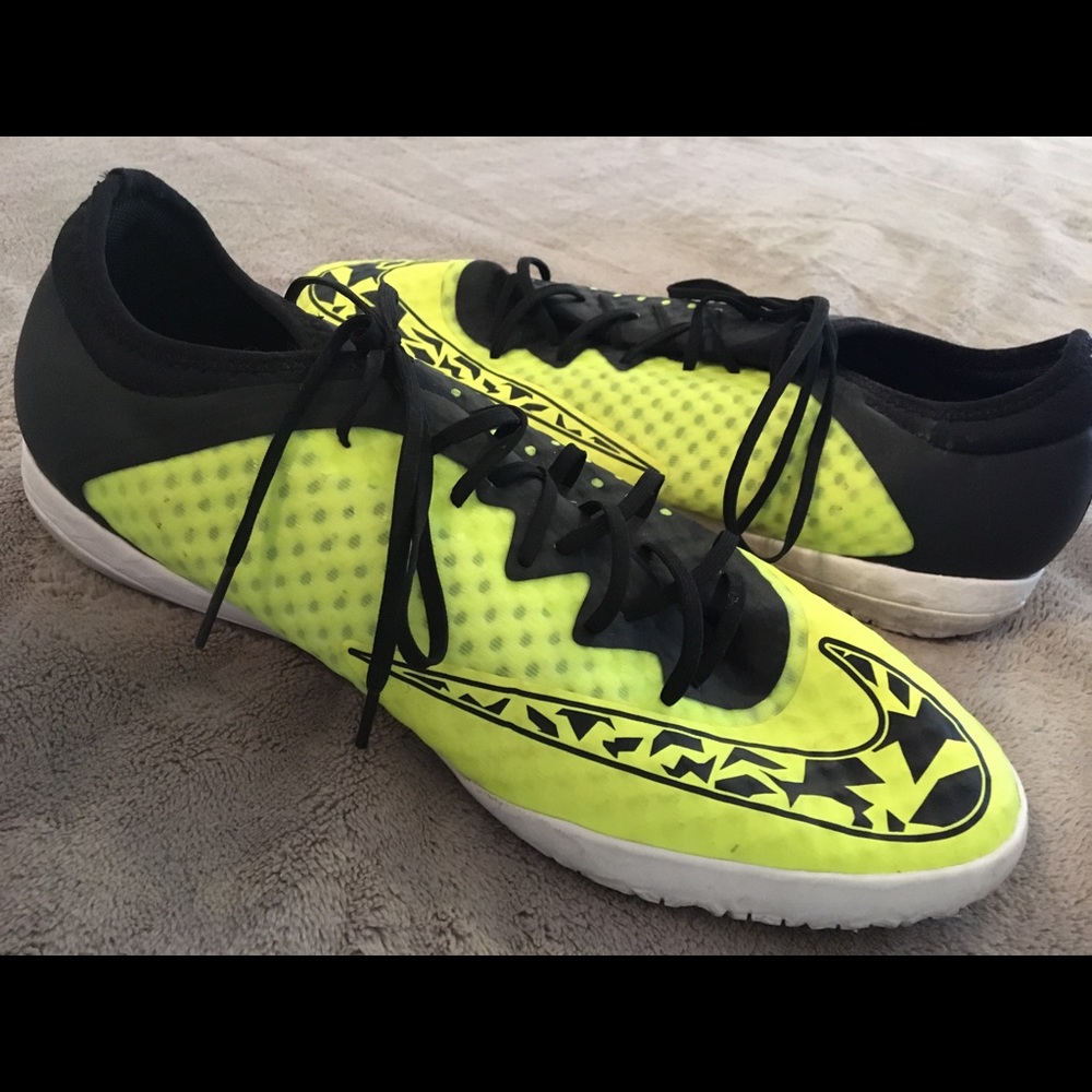 Nike soccer indoor shoes
