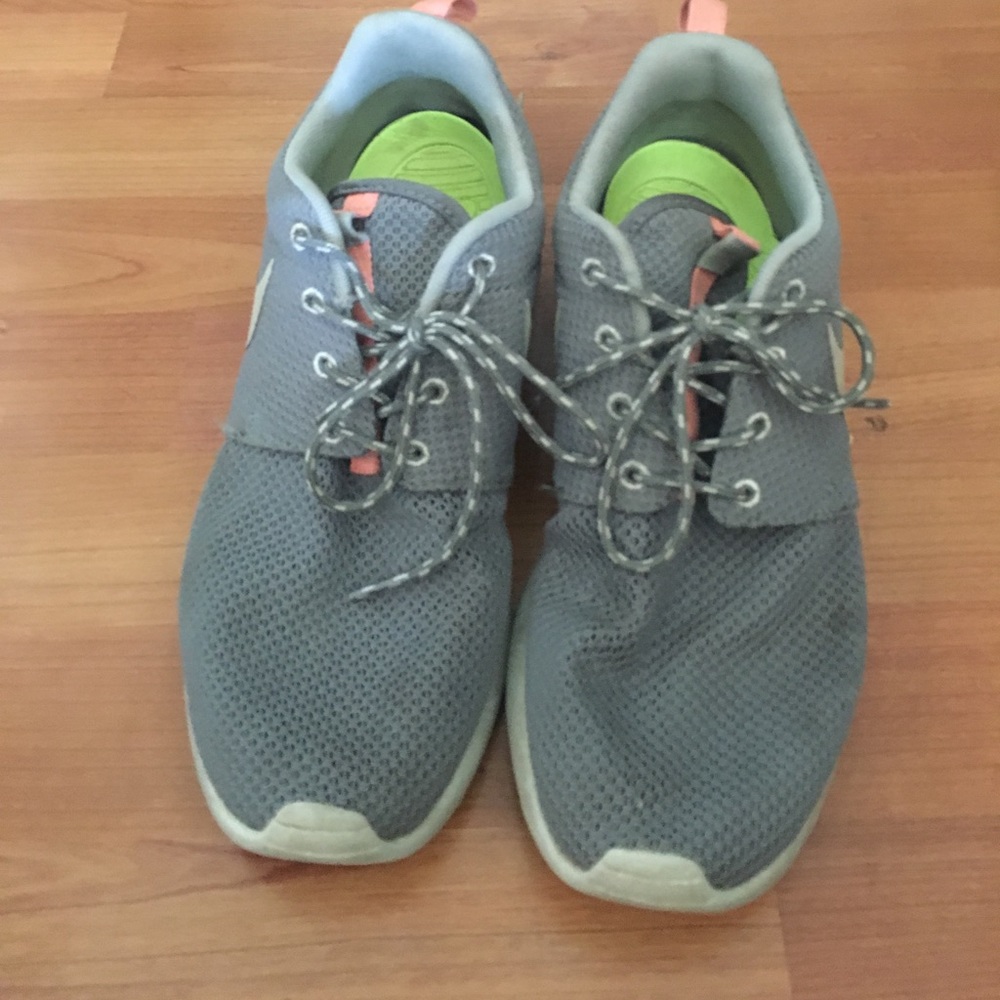Gray Nike Roshe runs