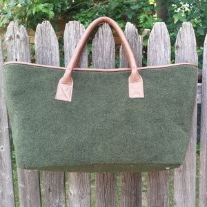 Felt and leather tote bag