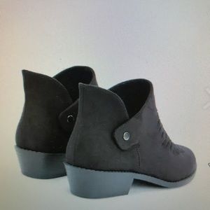 Women’s size 8 booties