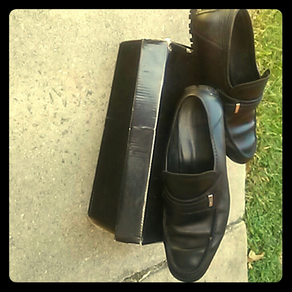 GUCCI CASUAL SHOES {USED FAIRLY NEW}