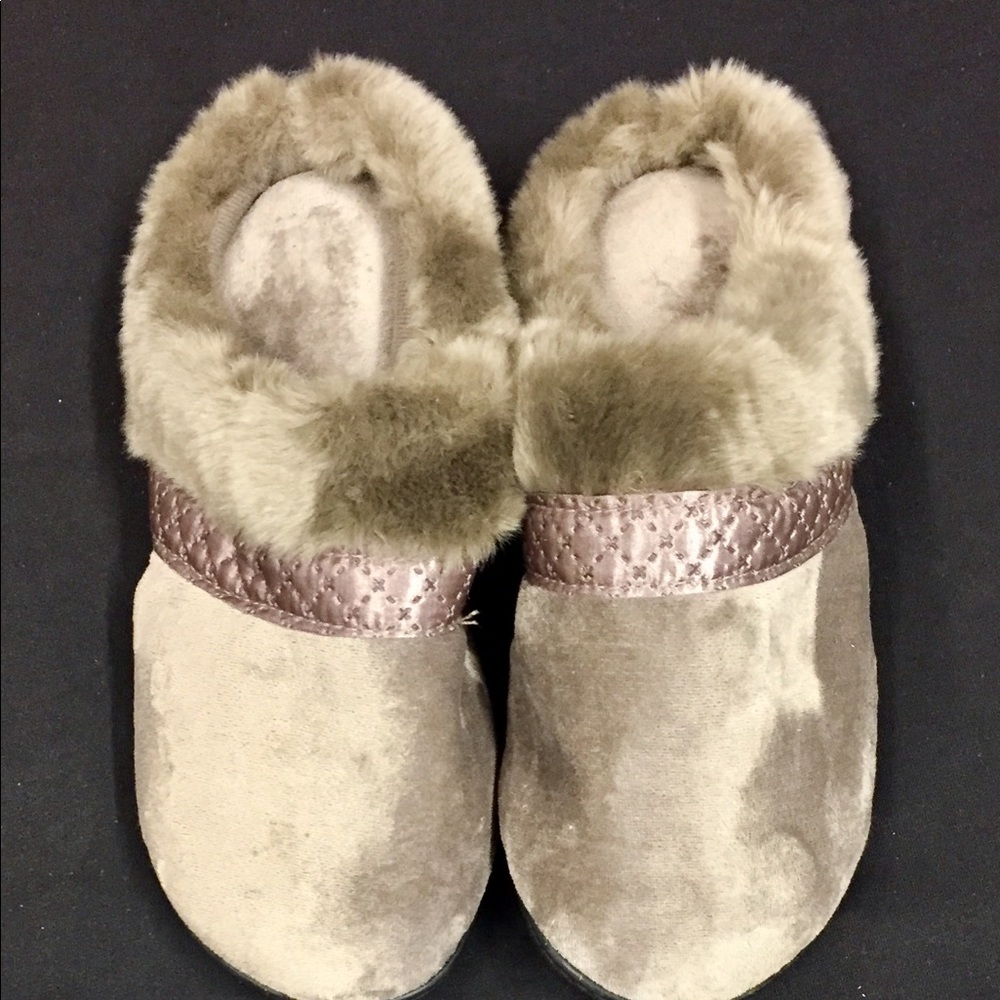 Gray Sz 8.5-9 Faux Fur Isotoner  Slip on Slippers.