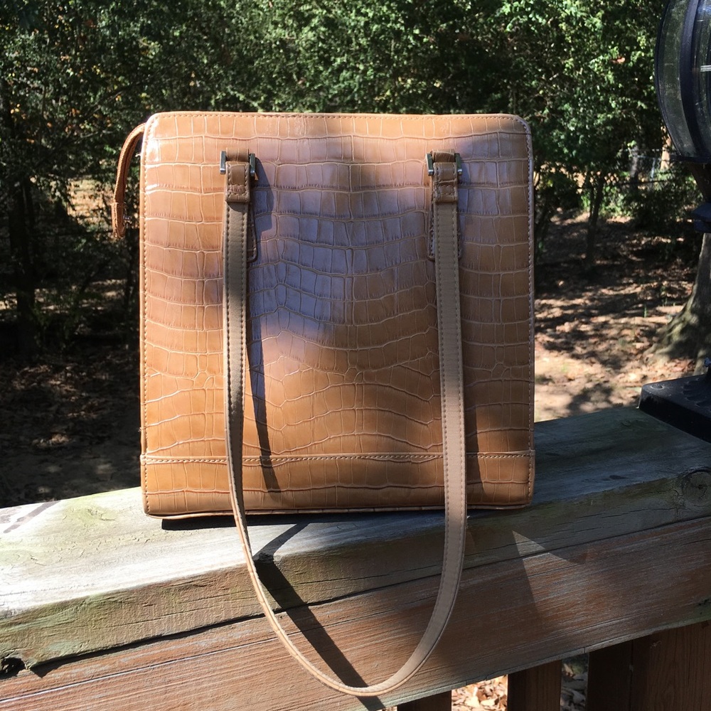 Like New! Liz Claiborne Shoulder Bag! - Picture 2 of 4