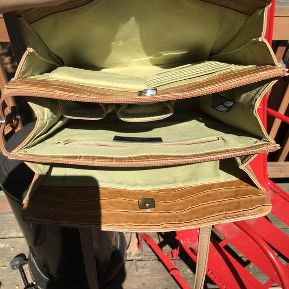 Like New! Liz Claiborne Shoulder Bag! - Picture 4 of 4