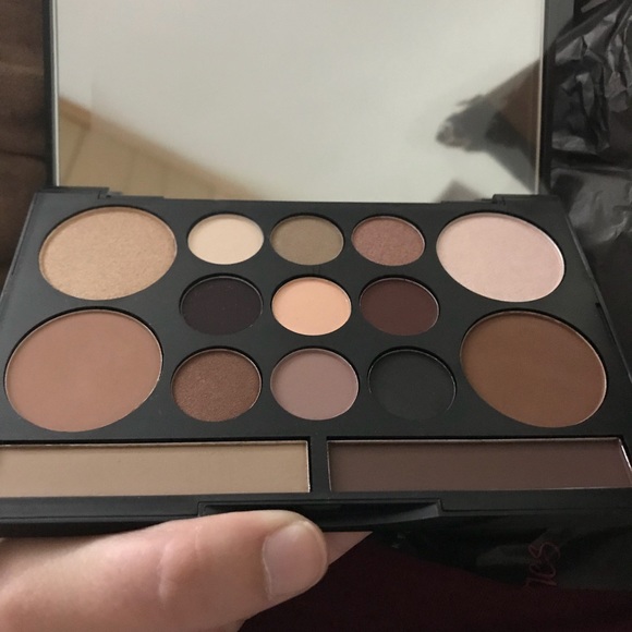 eyeshadow contour and highlight palette