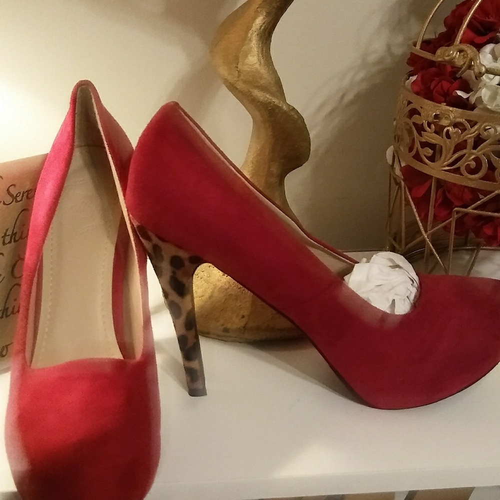 NWOT BRAND NEW PUMPS!!