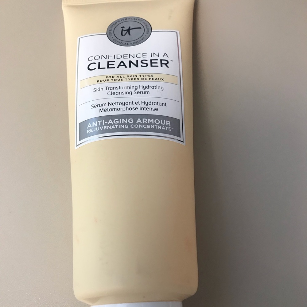 It Confidence In A Cleanser Anti-Aging Armour