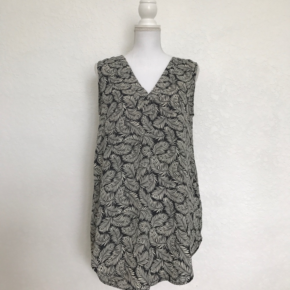 H&M black and cream feather pattern v neck top
