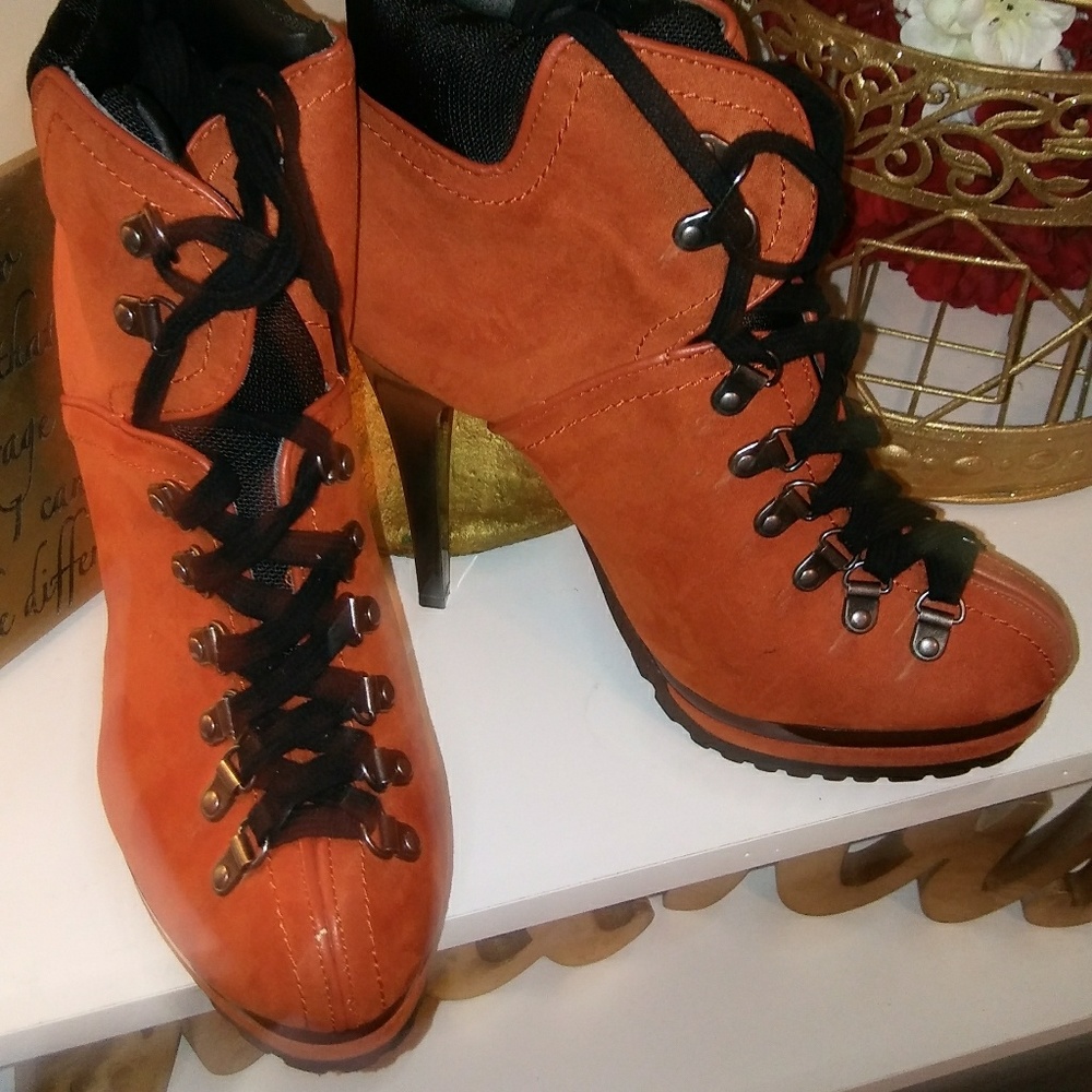 Hardly worn heels!! Very fashionable!