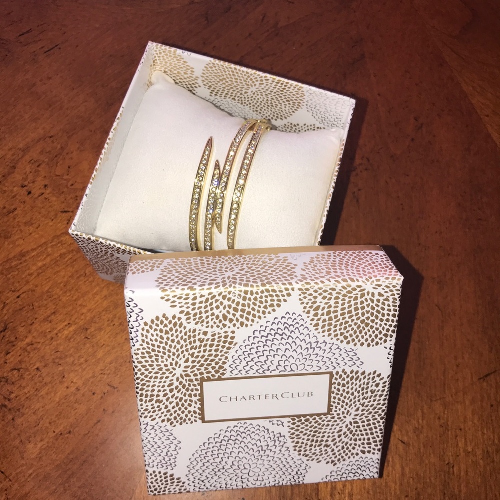🎉12/20 Host pick 🎉 Gold tone bangle w/ accents