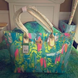 Lilly Pulitzer breezy tote bag in beach and bea