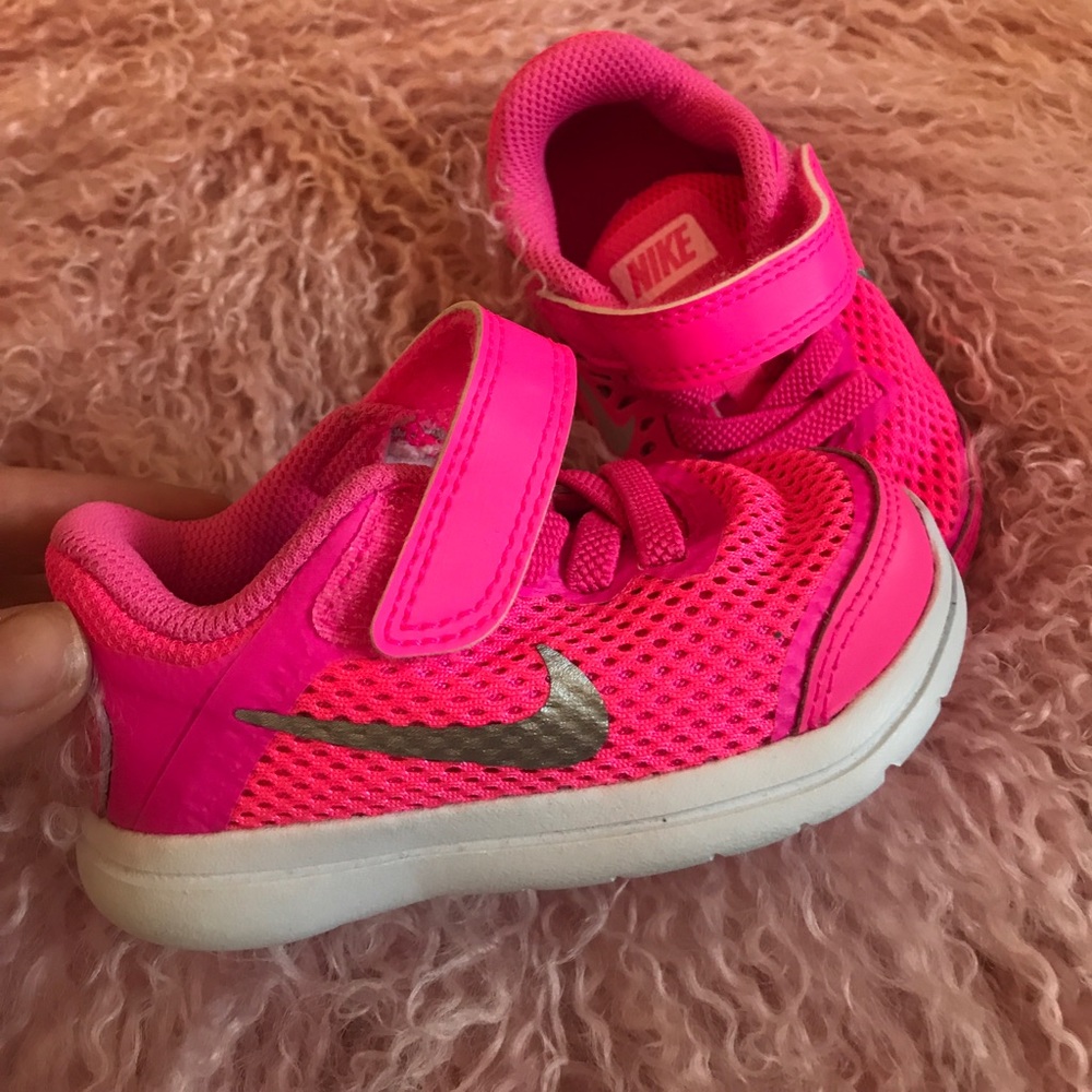 Baby hot pink Nike !