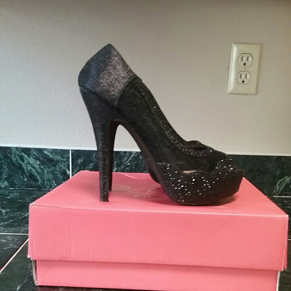 De Blossom Collection Black Lace Heels - Picture 4 of 4
