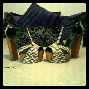 Jessica Simpson Dany platform heel