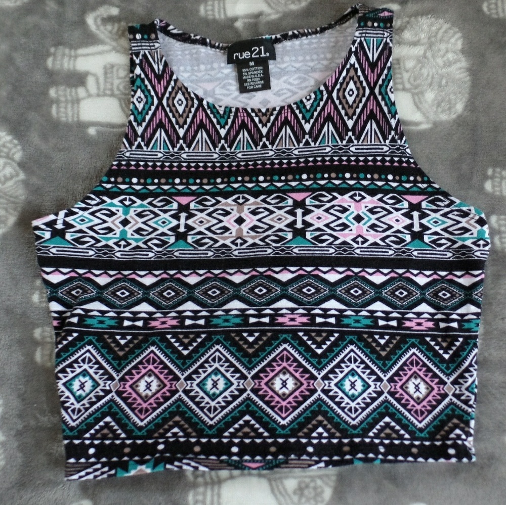 Pattern Crop Top - Picture 2 of 6