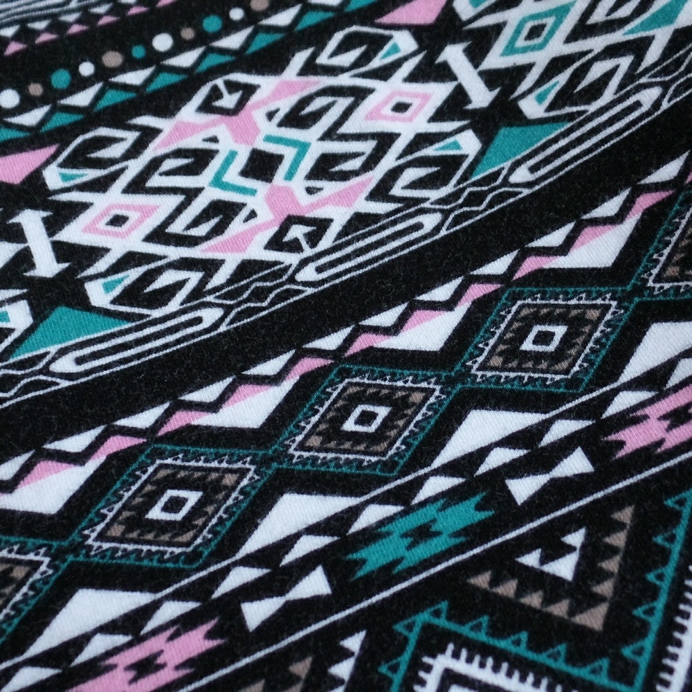 Pattern Crop Top - Picture 3 of 6