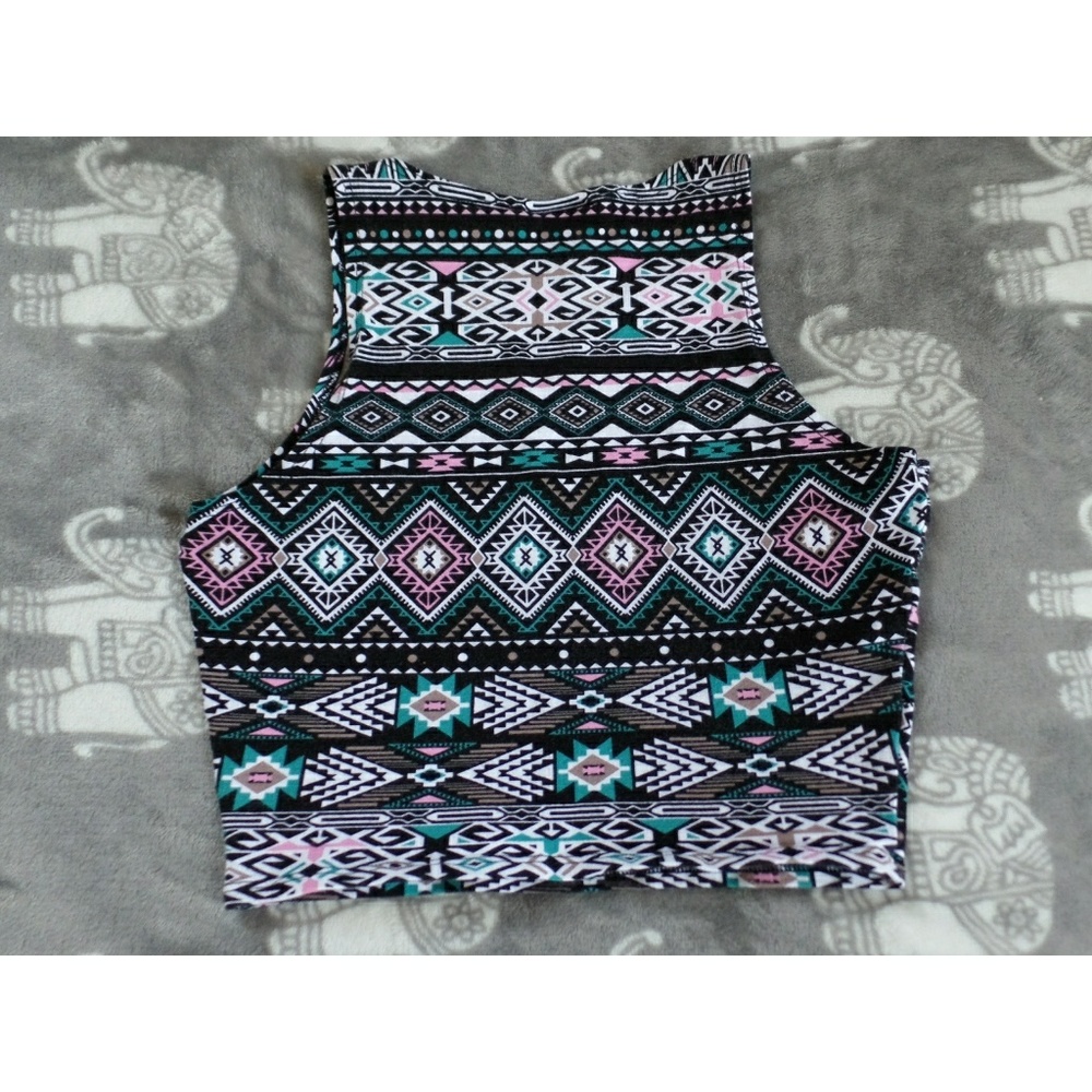 Pattern Crop Top - Picture 4 of 6