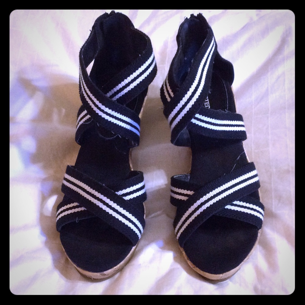Very cute and comfortable black and white wedges