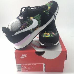 NEW Nike Women's Internationalist - Size 8.5
