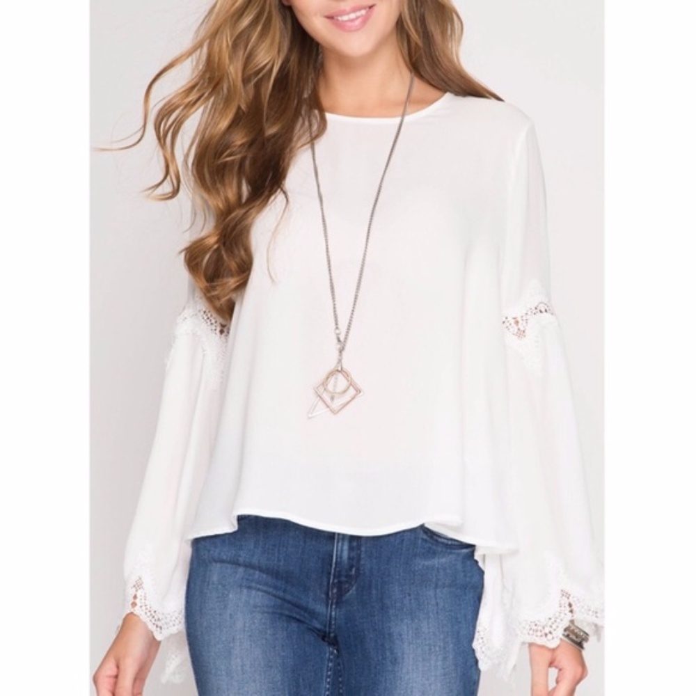 Romantic Top w Scalloped Lace Detail