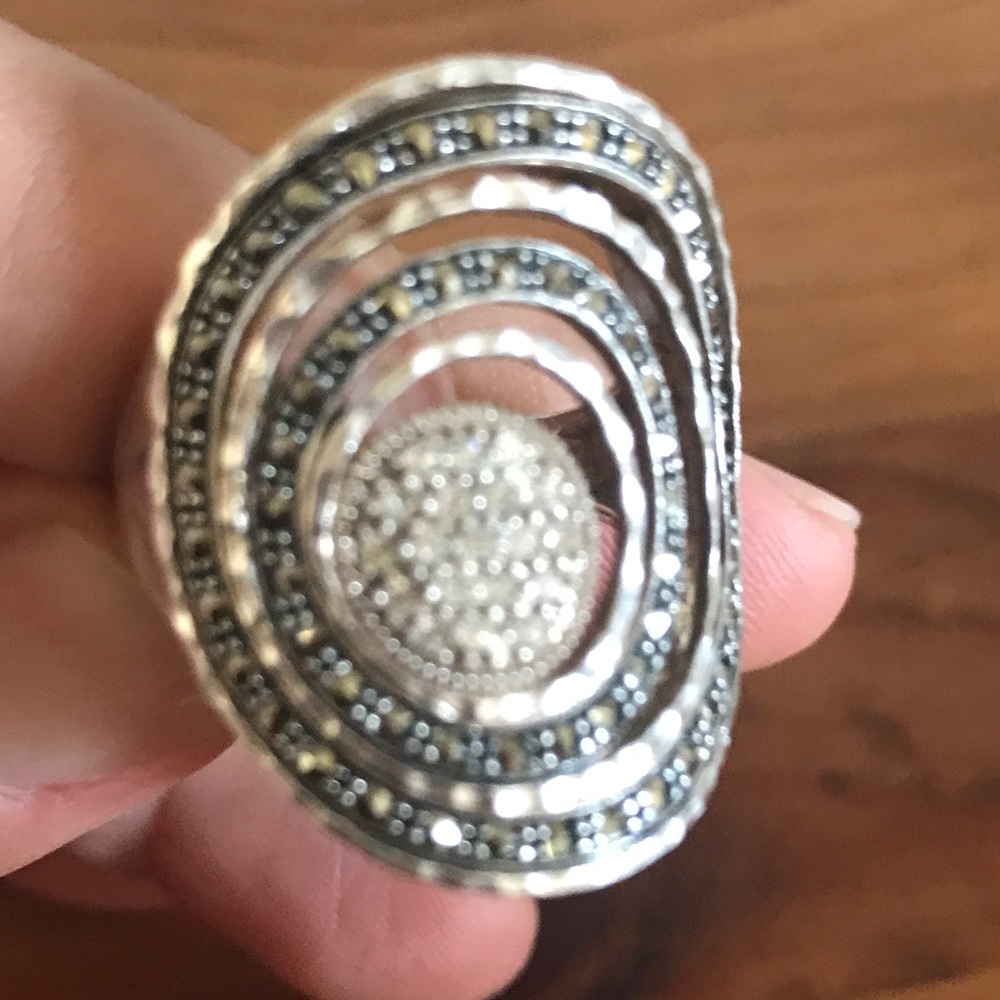 Beautiful ring !!sapphire and diamonds
