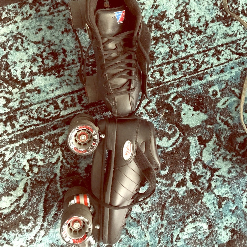 Derby skates