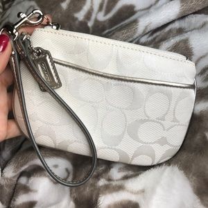 OFFERS?! 🦄Coach wristlet!!!