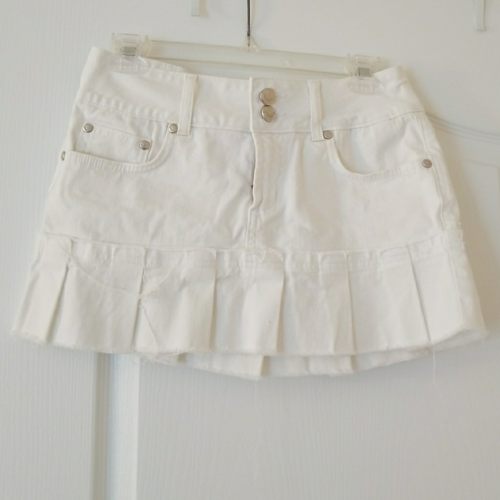 Cute white miniskirt