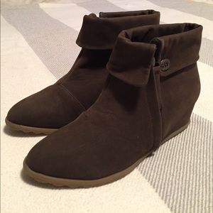 Blowfish brown suede zip up wedge ankle boots 7.5