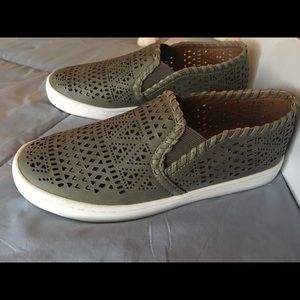 Brand new - Never worn Size 6 women’s shoes!