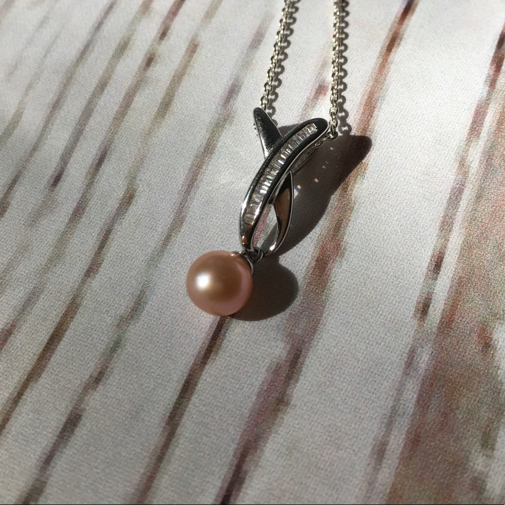 Peach 🍑Pearl Crystal Adorned Silver  Necklace