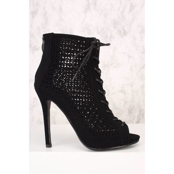 ๐2 LEFT Black Laser Cut Lace Up Booties - Picture 4 of 5