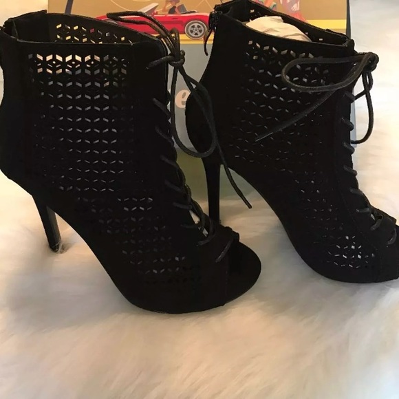 ๐2 LEFT Black Laser Cut Lace Up Booties - Picture 5 of 5