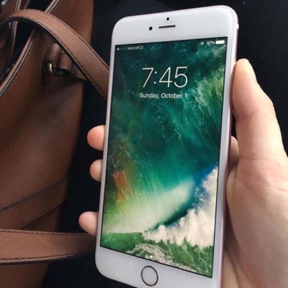 Rose gold iPhone 6s Plus
