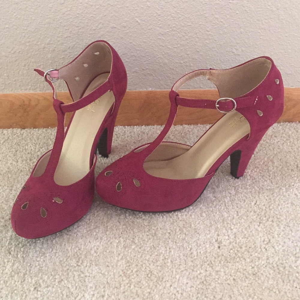 Vintage style T-strap Pump