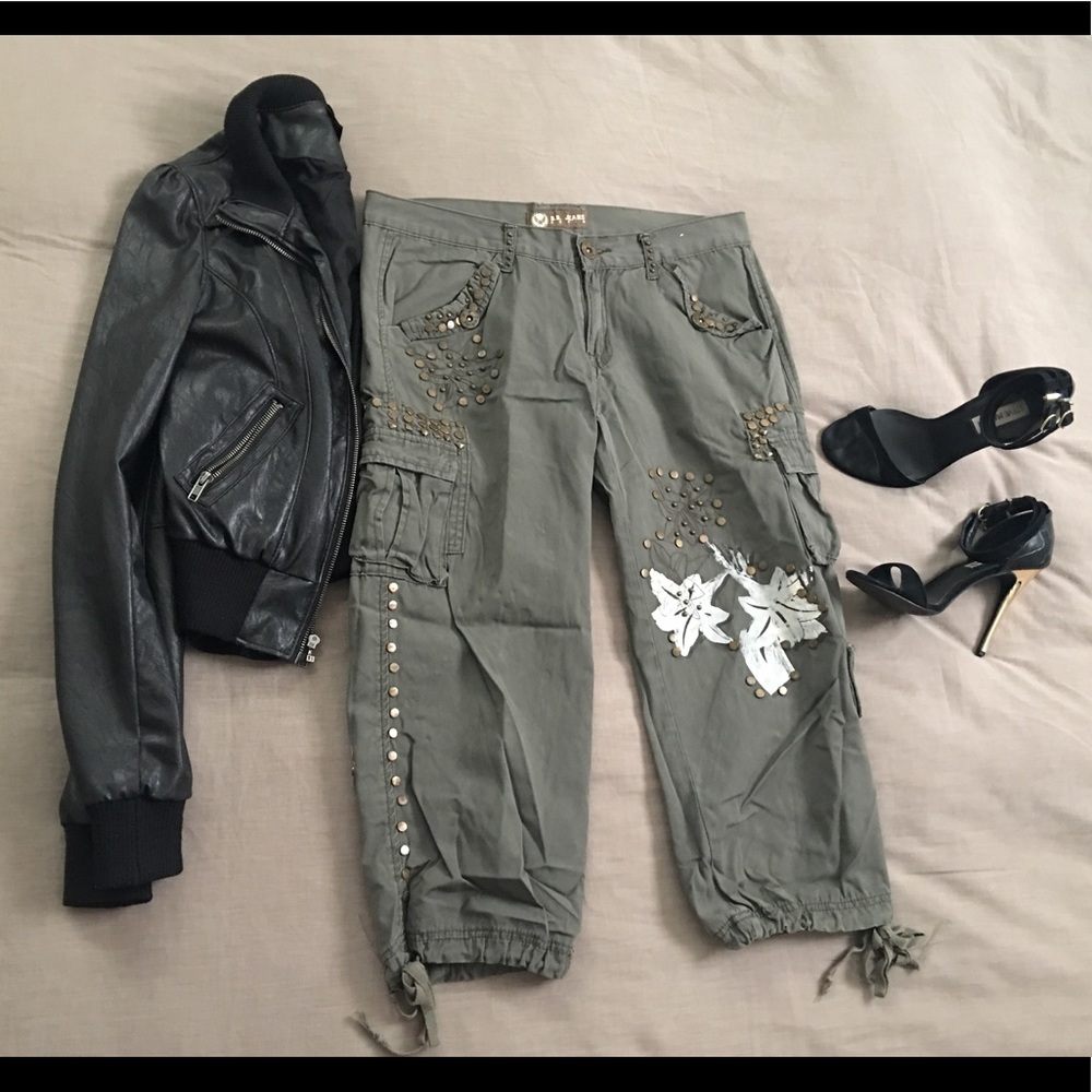 CASUAL OLIVE GREEN CAPRI PANTS
