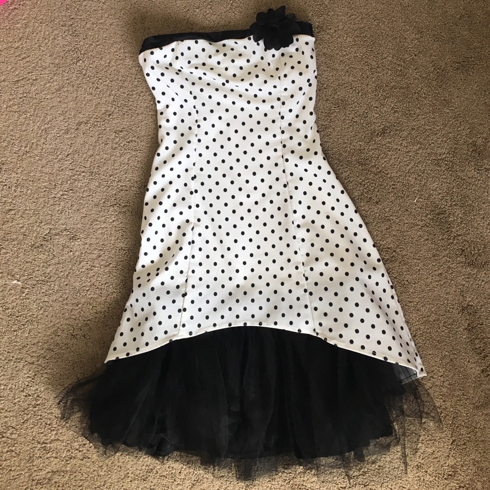 Windsor, short/mid length B/W polka dot dress