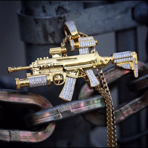 18kt Large Rifle pendant and chain - Picture 2 of 3