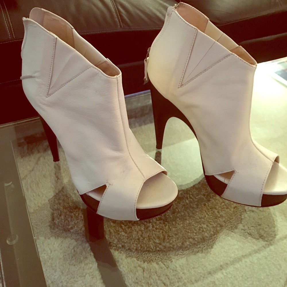 Costume Nacionale white open toe booties. 4" heel
