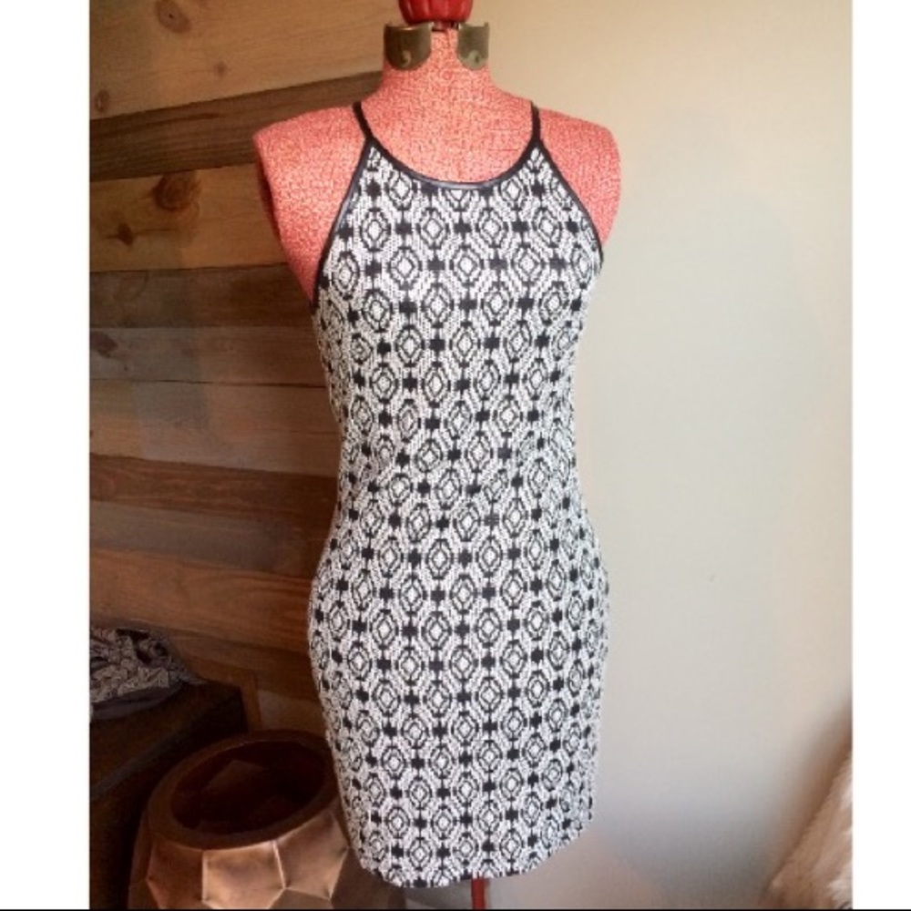 🦋SALE! Black & white stretch mini dress