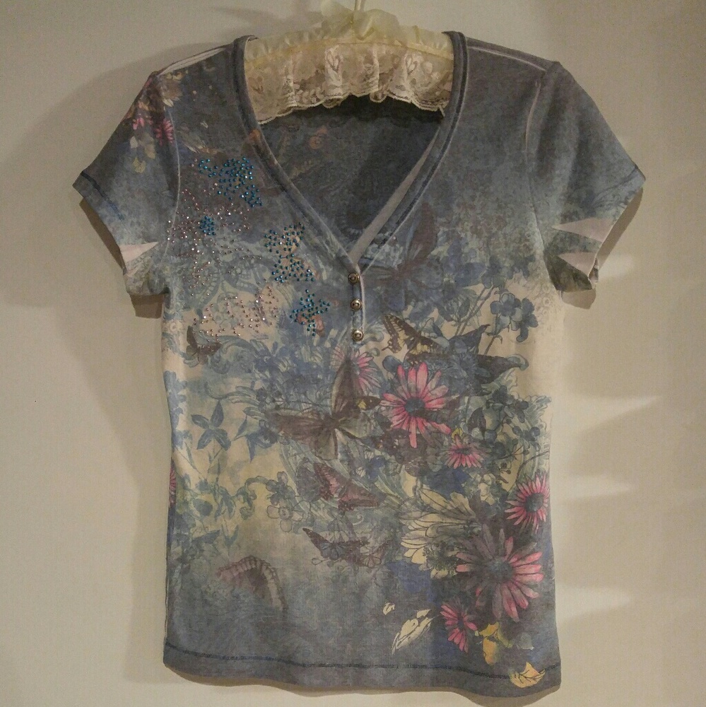 V-neck garden motif t-shirt.