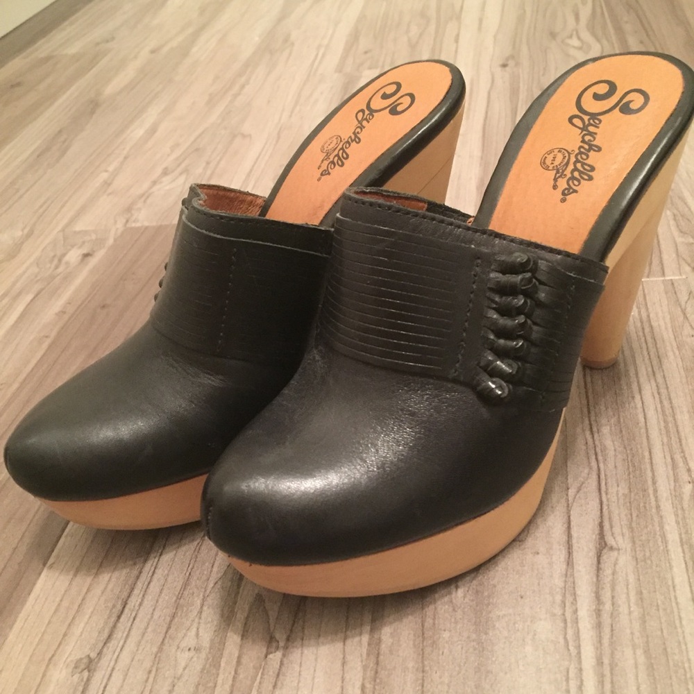 Seychelles heels in black and natural wood