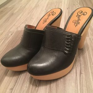 Seychelles heels in black and natural wood