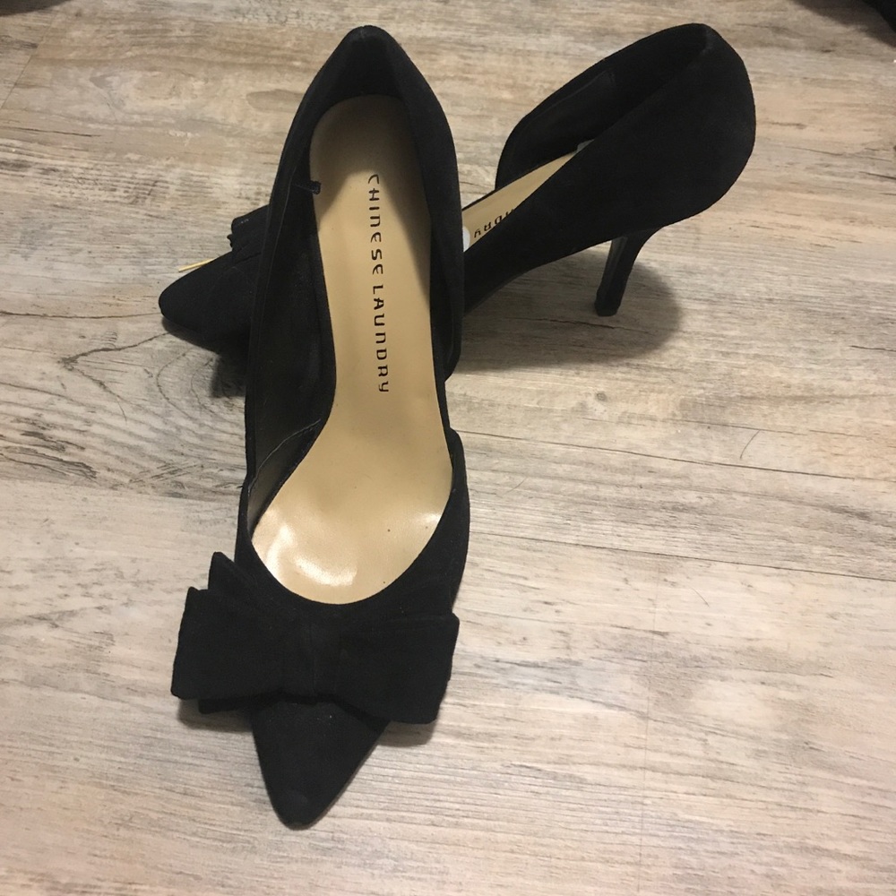 Black pumps