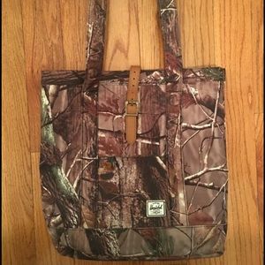 Herschel tote bag in tree camouflage print