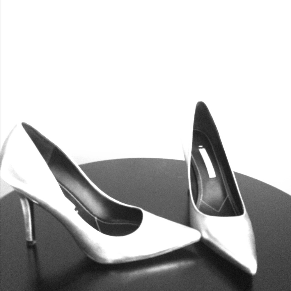 Charles David silver metallic leather pumps